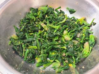 芝麻盐拌菠菜的做法步调：6