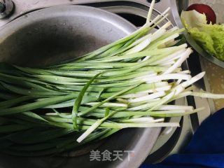 韭菜炒鸡蛋的做法步调：1