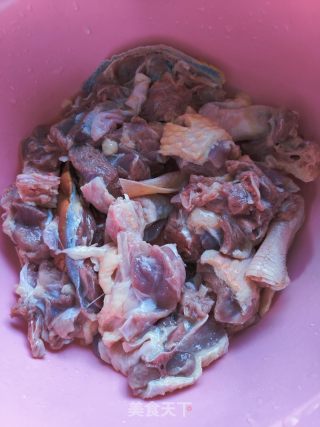 豉汁焖鸭的做法步调：1