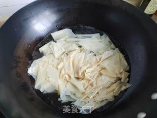 肉片海陈菇番茄豆皮汤的做法步调：3