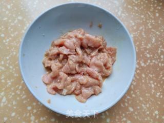 肉片海陈菇番茄豆皮汤的做法步调：1