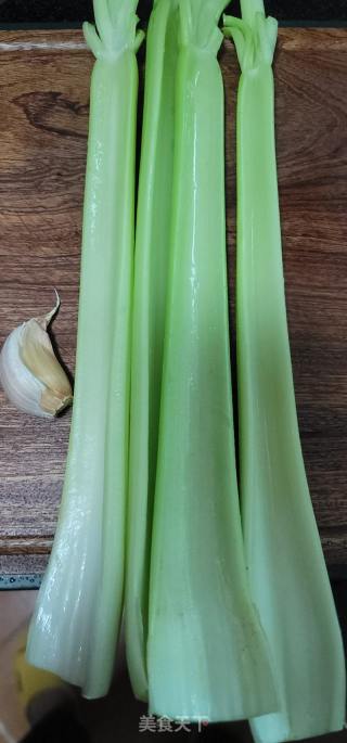利剑灼西芹的做法步调：1