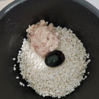 加脂菜谱--糯玉米版京彩肥肉粥的做法步调：3