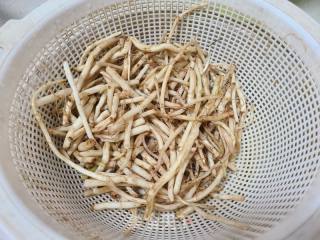 炝拌银条的做法步调：1