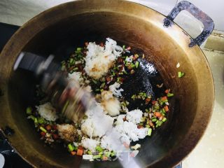 酱油炒饭的做法步调：7