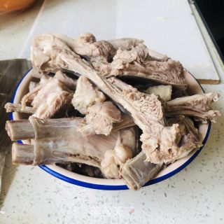 再回顾白烧羊排的做法步调：1