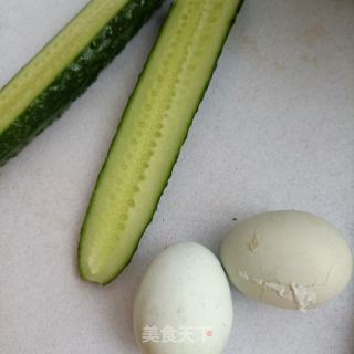 黄瓜番茄拌煮蛋的做法步调：1