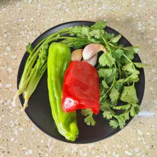 椒丝炒肉的做法步调：1