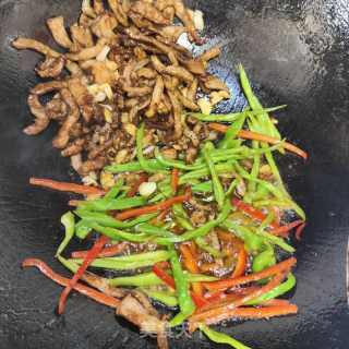 椒丝炒肉的做法步调：6
