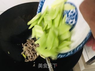 莴笋炒肉的做法步调：5