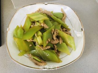 莴笋炒肉的做法步调：10