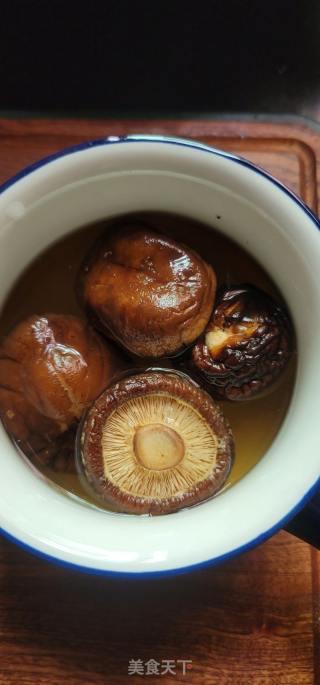 蒸喷鼻菇肉饼的做法步调：1