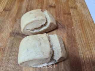 喷鼻葱鸡蛋炒白薯里馒头的做法步调：1