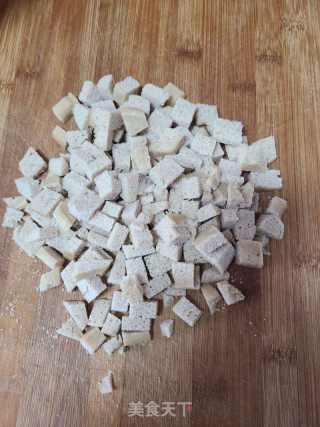 喷鼻葱鸡蛋炒白薯里馒头的做法步调：2