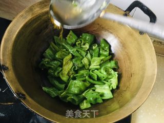 㸆辣椒炒肉的做法步调：5