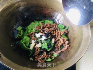 㸆辣椒炒肉的做法步调：6