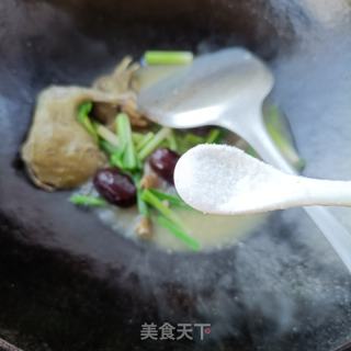 鸽汤炒韭菜的做法步调：5