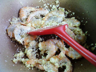 蒜蓉陈虾尾的做法步调：8