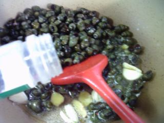 河虾炒螺蛳的做法步调：3