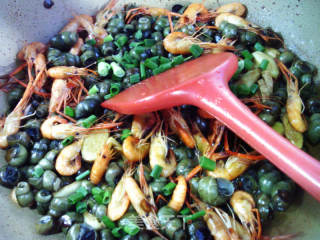 河虾炒螺蛳的做法步调：10