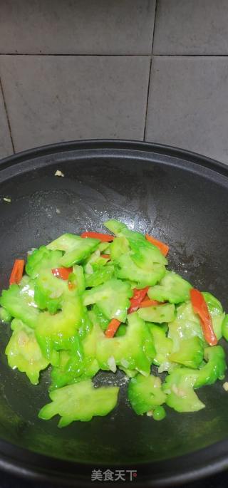 豆豉炒苦瓜的做法步调：5