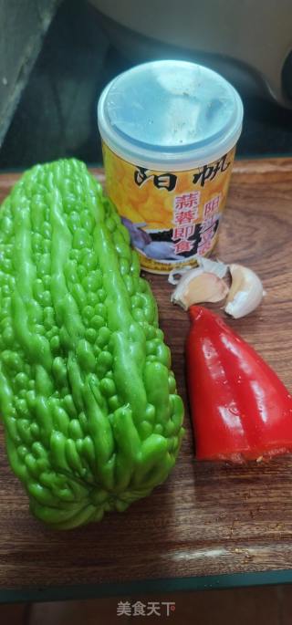 豆豉炒苦瓜的做法步调：1