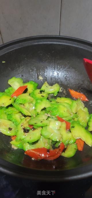 豆豉炒苦瓜的做法步调：7