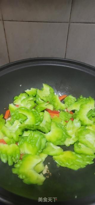 豆豉炒苦瓜的做法步调：4