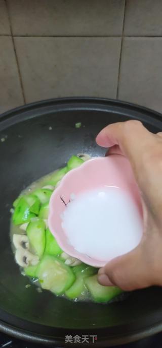 心蘑炒丝瓜的做法步调：11