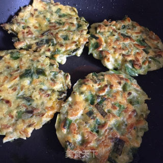 喷鼻煎槐花饼的做法步调：9