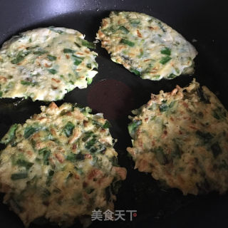 喷鼻煎槐花饼的做法步调：7