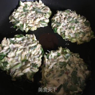 喷鼻煎槐花饼的做法步调：6