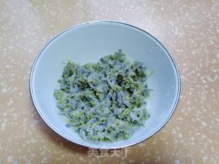 紫藤花鸡蛋饼的做法步调：1