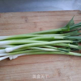 粗五花炒蒜苗的做法步调：1