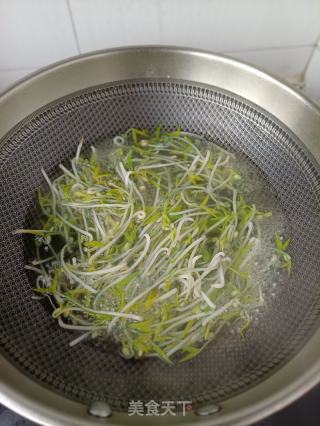 午饭肉拌绿芽菜的做法步调：4
