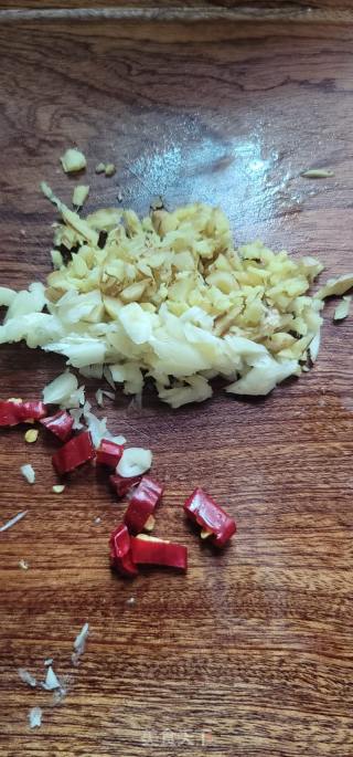 蒸鱿鱼须的做法步调：2