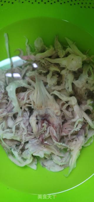 蒸鱿鱼须的做法步调：1