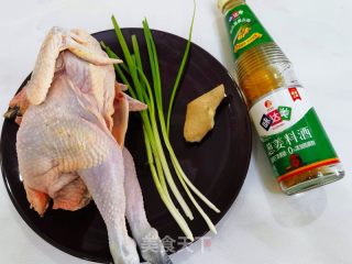 简朴易做，养分滋补的浑蒸孺子鸡的做法步调：1