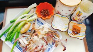 麻辣葱姜蟹的做法步调：1