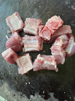 菠萝排骨的做法步伐：1