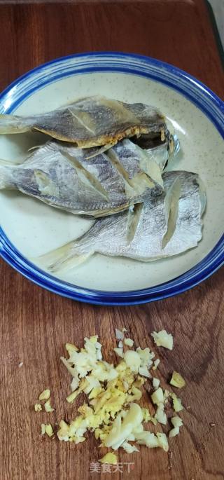 干煎北昌鱼干的做法步调：1