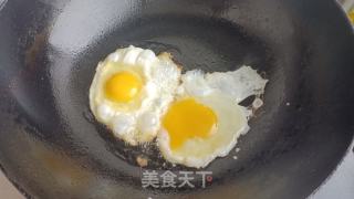 菊花脑煎蛋汤的做法步调：3