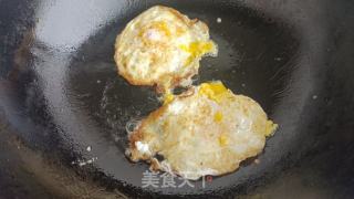 菊花脑煎蛋汤的做法步调：4