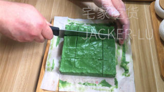 抹茶奶冻小圆，没有需求吉祥丁，心感细致柔滑，光彩翠绿鲜明。的做法步调：9