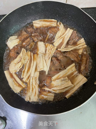 腐竹焖排骨的做法步调：11
