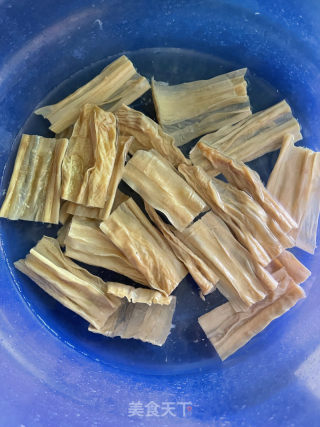 腐竹焖排骨的做法步调：1