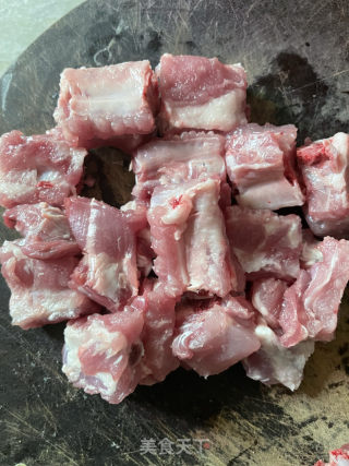 腐竹焖排骨的做法步调：2