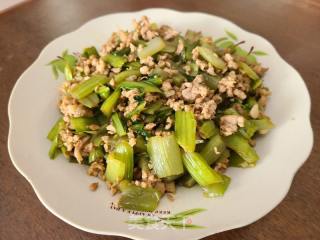 莙荙菜杆炒肉沫的做法步调：4