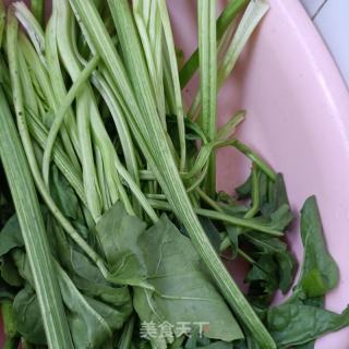 鸡蛋虾仁炒生菠菜杆的做法步调：1