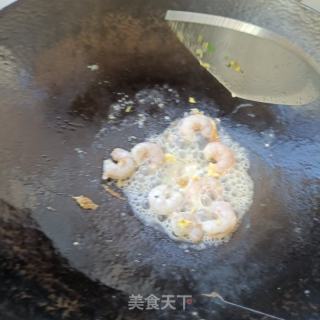 鸡蛋虾仁炒生菠菜杆的做法步调：7